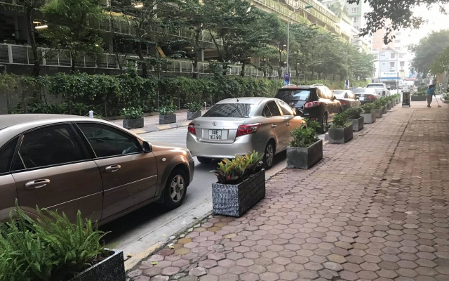 Chiếm dụng lòng đường tại khu chung cư Mulberry Lane, trách nhiệm thuộc về ai?