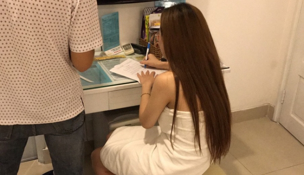 ap vao quan massage bat qua tang nu nhan vien dang ban dam