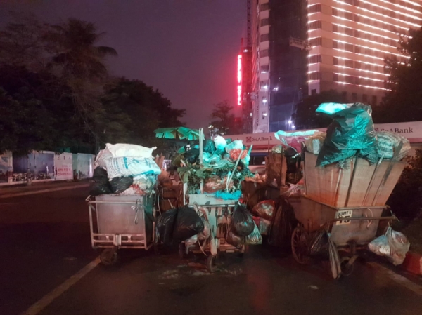 Đường Thanh Bình, xe chở rác để chiếm hết phần đường của người tham gia giao thông.