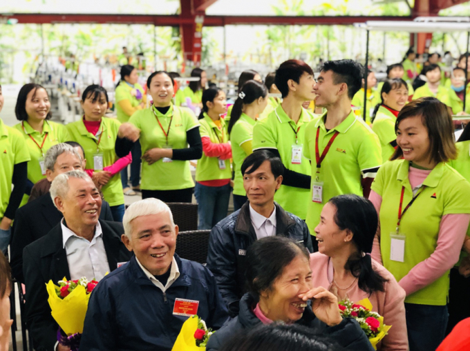 Các vị phụ huynh vui mừng khi thấy con em mình được làm việc tại một công ty lớn và hiện đại