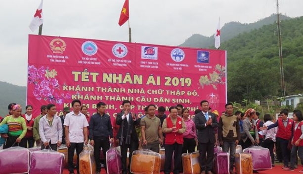 tet som cung tinh nguoi ve voi ba con vung nui xu thanh