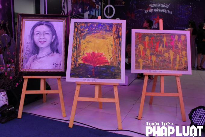 Bức ảnh của những nghệ sĩ trao tặng để bán đấu giá gây quỹ từ thiện.