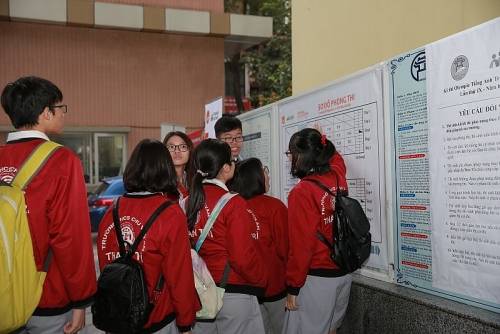 Thí sinh xem sơ đồ phòng thi trước khi bước vào thi sơ khảo.