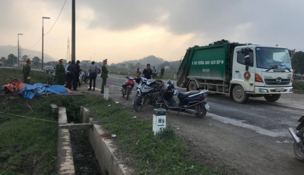 ha noi nguoi dan mo cua thong duong vao bai rac nam son