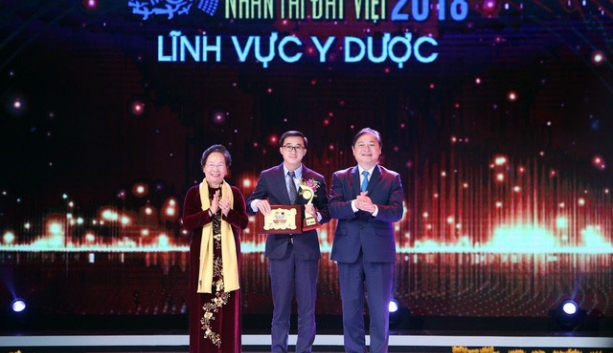 chu nhan giai nhat nhan tai dat viet trao 200 trieu tien giai thuong cho benh nhan nguoi ngheo