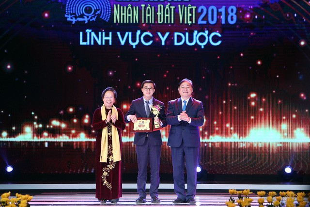 GS.TS Trần Văn Thuấn (đứng giữa) nhận giải nhất Nhân tài đất Việt 2018 lĩnh vực Y Dược.