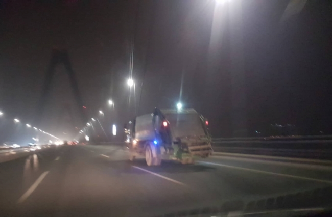 Nhiều phương tiện được huy động.