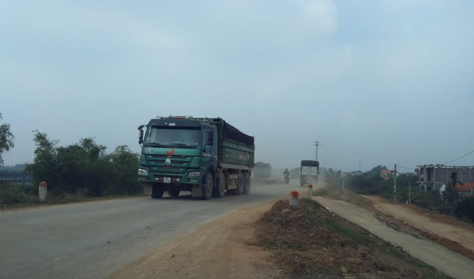Hưng Yên: Xe quá tải lộng hành, tuyến đê Thụy Lôi ngày càng nguy cấp