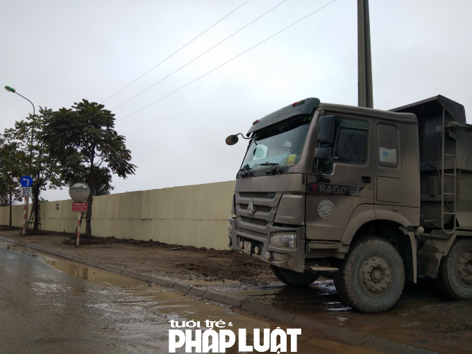 Xe ben kéo bùn đất từ công trình ra mặt lộ