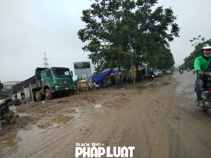 Người dân kinh hãi mỗi lần đi qua đoạn đường trước cổng dự án