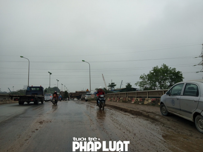 Mặt đường trơn trượt bê bết bùn đất