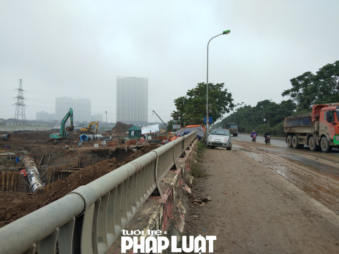 Đại lộ Thăng Long ngập trong ô nhiễm, người dân chỉ biết than trời