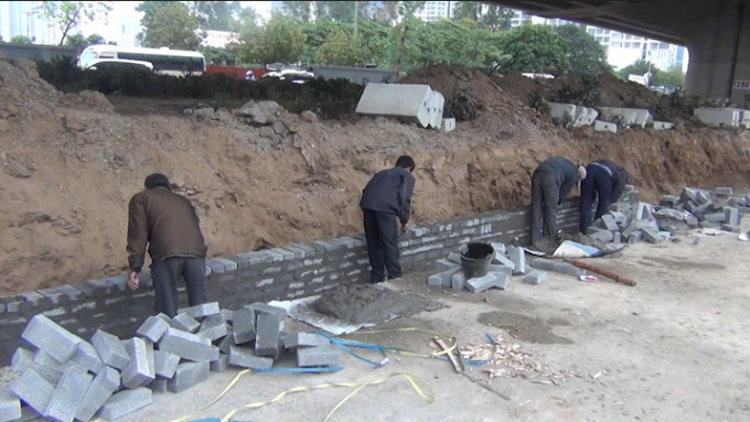 Công công nhân đang khẩn trương thi công phần tường chắn ở giải phân cách.