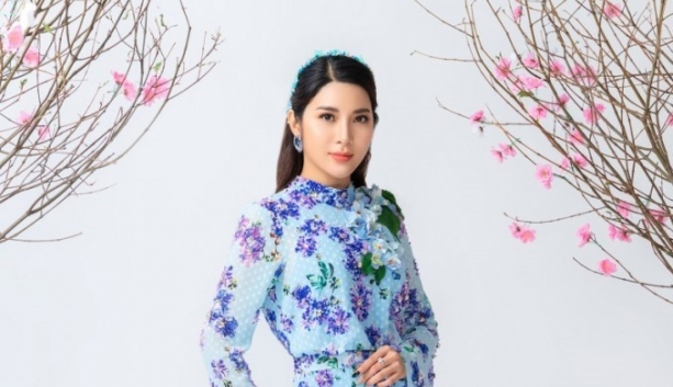 2 a hau long lay trong ao dai thanh pho muoi mua hoa