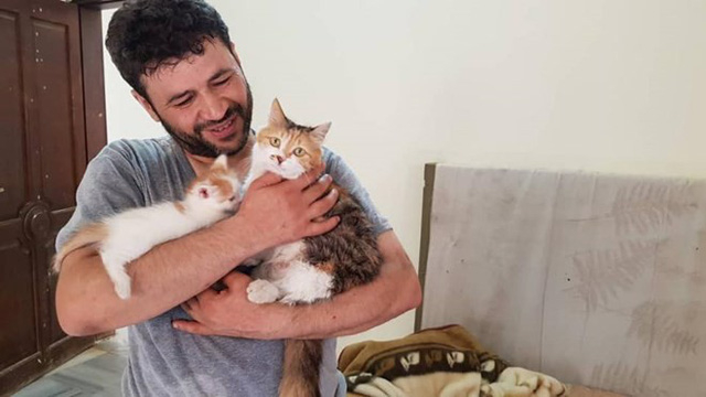 Mohammad Alaa Aljaleel bên những chú mèo mình chăm sóc. (Nguồn: Alaa and house of Cats Ernesto in Aleppo).