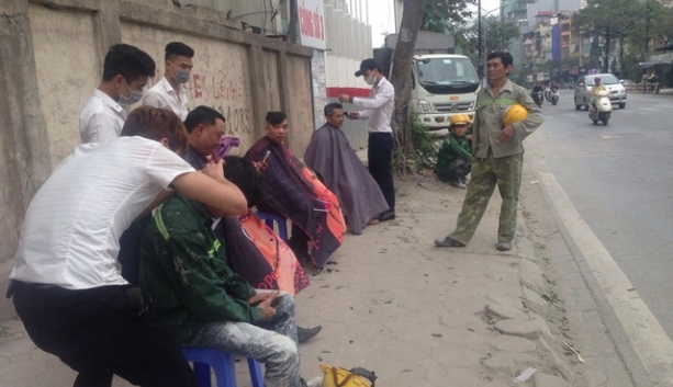 tiem cat toc 0 dong cua ban tre giua long ha noi