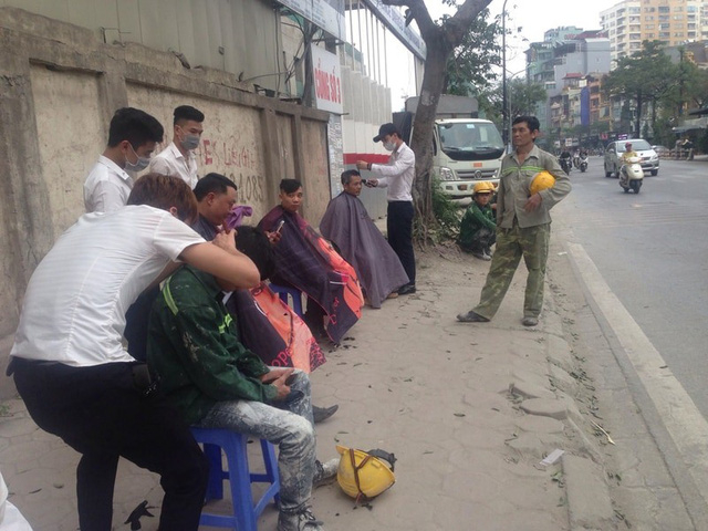 Người đến sau lặng lẽ chờ đợi để đến lượt mình.