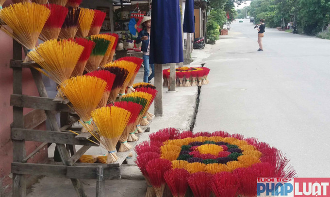 Những bó hương rực rỡ sắc màu được bày bán bên đường