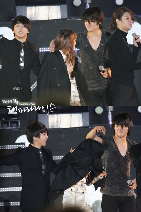 Các đàn anh Super Junior đã cố gắng che chắn cho đàn em Taeyeon (SNSD) bằng tấm áo khoác