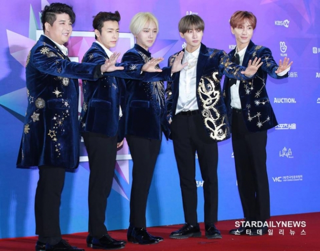 5 thành viên Super Junior tỏa sáng rực rỡ với áo khoác thêu đính lấp lánh thế này tại SMA 2018