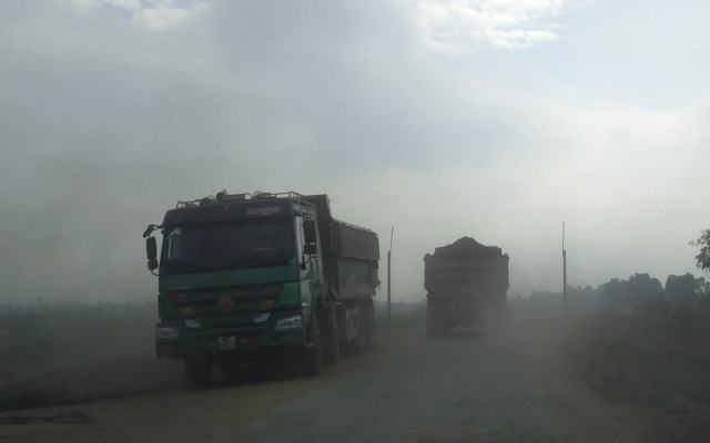 Hưng Yên: Cần xử lý dứt điểm nạn xe quá tải lộng hành trên tuyến đê Thụy Lôi