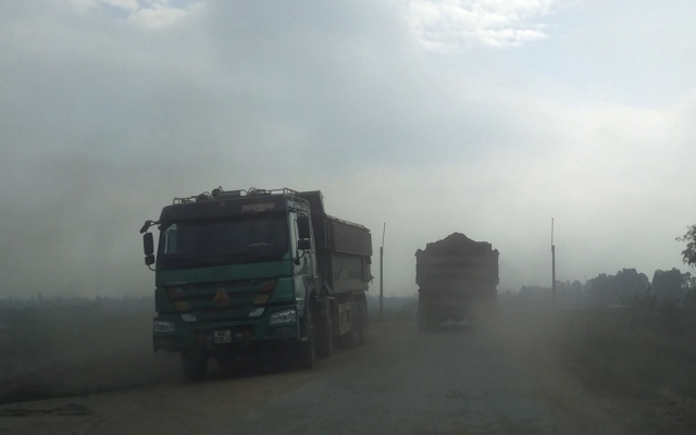 Hưng Yên: Cần xử lý dứt điểm nạn xe quá tải lộng hành trên tuyến đê Thụy Lôi