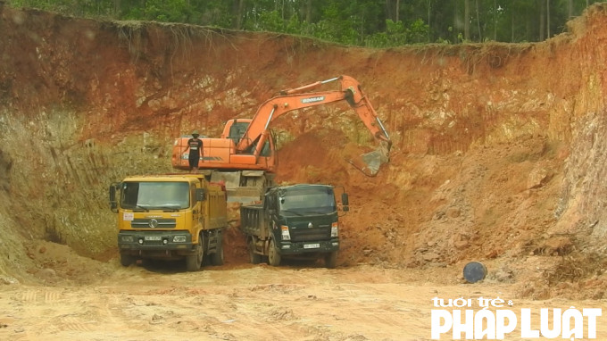 Đất tặc ngang nhiên khai thác giữa ban ngày