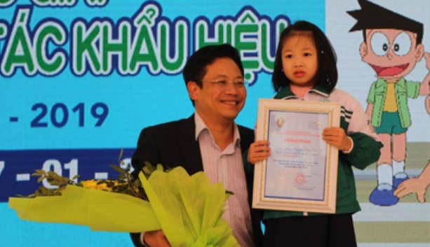 hoc sinh lop 1 tai ha noi doat giai dac biet cuoc thi sang tac khau hieu an toan giao thong