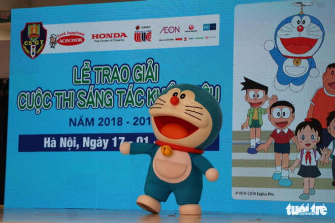 Sự xuất hiện của chú mèo máy Doreamon tại lễ trao giải khiến các em nhỏ thích thú - Ảnh: HÀ THANH