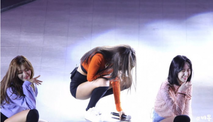 Seolhyun choáng váng ngay trong phần thể hiện Like A Cat