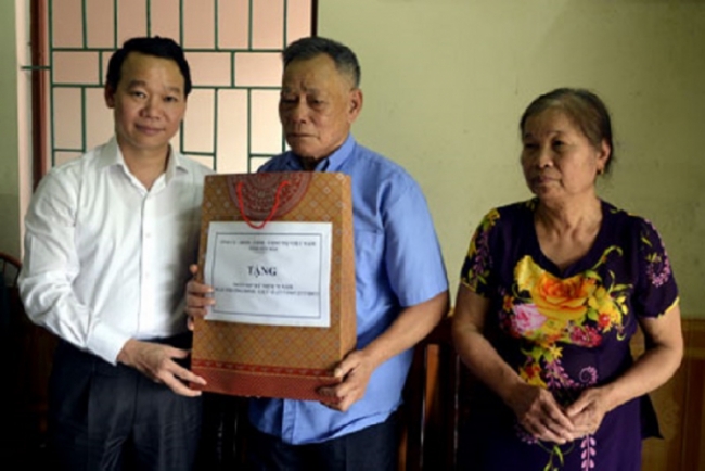 Ông Đỗ Đức Duy - Chủ tịch UBND tỉnh Yên Bái tặng quà cho gia đình người có công ở thành phố Yên Bái. Ảnh Báo Yên Bái