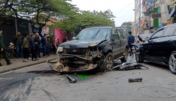 ha noi xe dien tong lien hoan nguoi phu nu tu vong