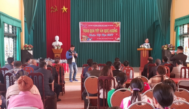 clb bao chi dong huong bac giang tai ha noi trao qua tet cho nguoi ngheo huyen son dong