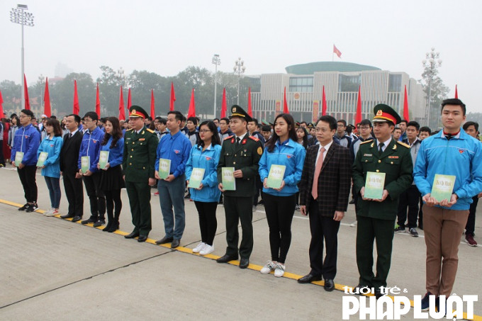 Các đại biểu trao tặng sách cho đoàn viên, thanh thiếu nhi tiêu biểu.