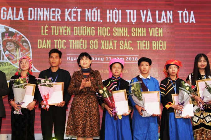 Doanh nhân Phạm Thị Hường trao quà cho các em học sinh, sinh viên dân tộc tiêu biểu ngày 25/11/2018