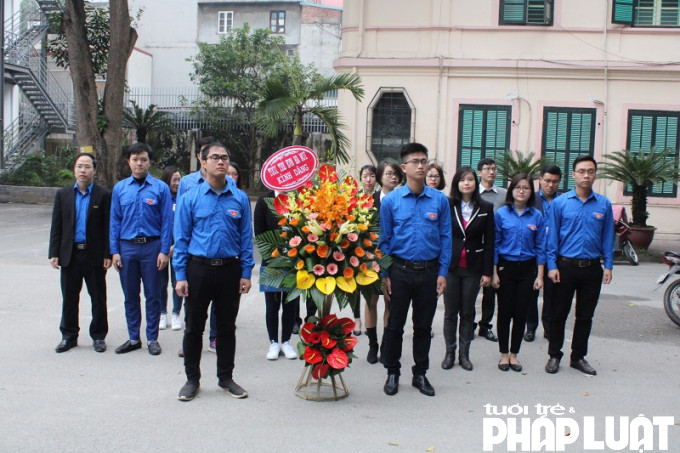 Đoàn thanh niên Tổng Công ty điện lực Hà Nội dâng hương Chủ tịch Hồ Chí Minh tại đài tưởng niệm tại khuôn viên của Tổng Công ty.