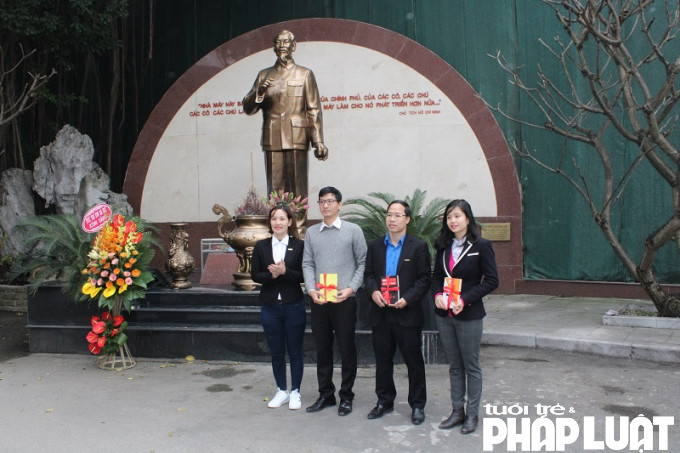 Đồng chí Nguyễn Thị Thu Hương - Bí thư Đoàn thanh niên Tổng Công ty EVN Hà Nội tặng sách cho đoàn viên tiêu biểu.