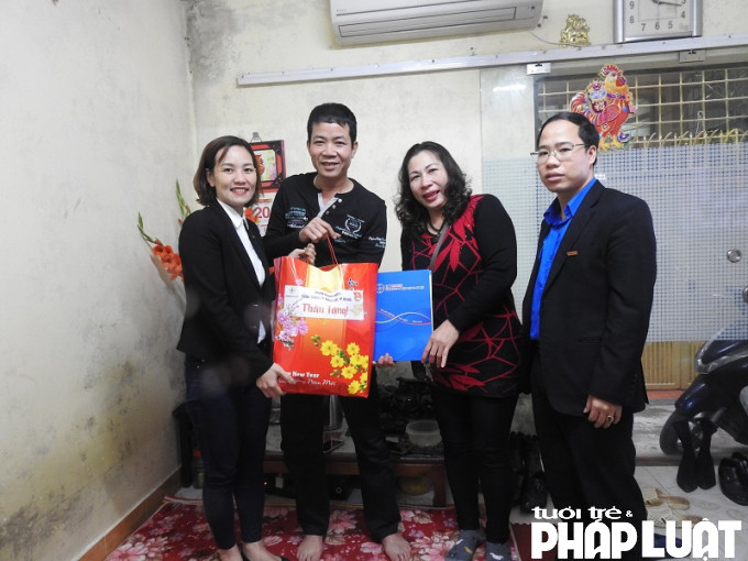 Đoàn thanh niên Tổng Công ty điện lực Hà Nội trao quà cho gia đình có hoàn cảnh khó khăn tại Hà Nội.