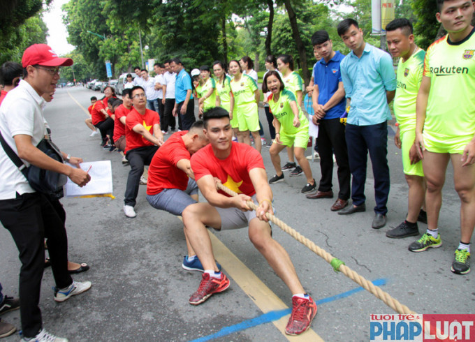 Các vận động viên thi kéo co tại Hội khỏe thanh niên Thủ đô 2018