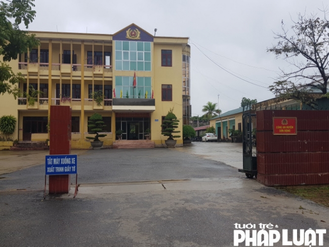 Công an huyện Sơn Động đã thu giữ những chứng từ, hợp đồng và máy tính của kế toán trưởng UBND thị trấn Thanh Sơn để điều tra, củng cố tài liệu