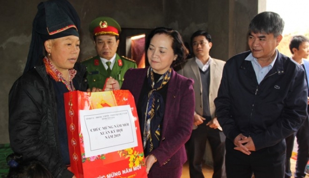 bi thu tinh yen bai tham va chuc tet cac ho ngheo