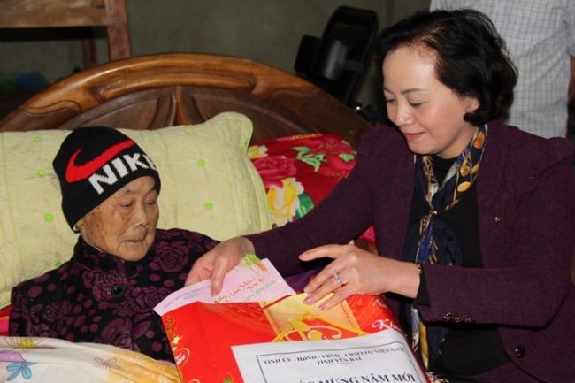 Bà Phạm Thị Thanh Trà cùng đoàn công tác của tỉnh đã đến thăm và chúc tết Mẹ Việt Nam anh hùng Hoàng Thị Quy tại thôn Ao Sen, xã Đồng Khê, huyện Văn Chấn. Ảnh CTTĐT Yên Bái