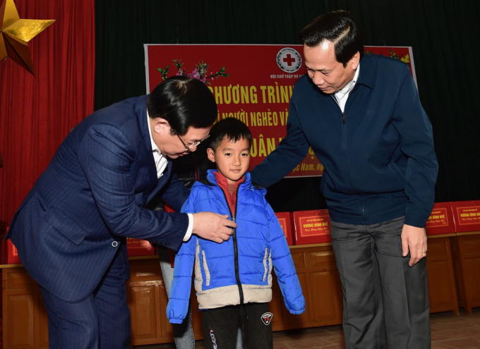 Phó Thủ tướng Vương Đình Huệ tặng quà cho các cháu nhỏ thuộc hộ nghèo, chính sách tại xã Lan Mẫu. VGP/Nhật Bắc