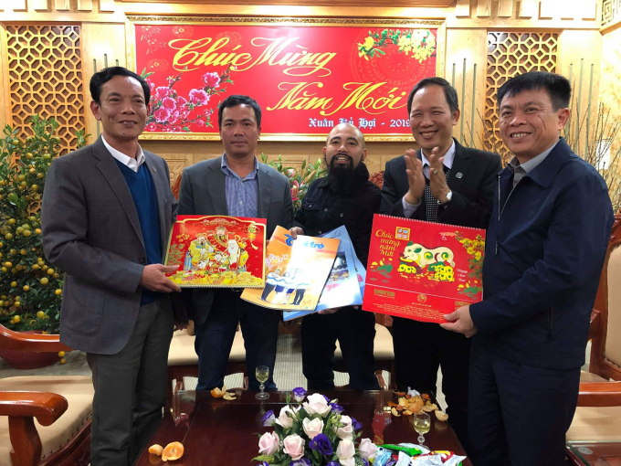 Thay mặt CLB, Chủ tịch Nguyễn Quang Hải - TBT Tạp chí Dân tộc miền núi cùng đại diện Ban chấp hành đã trao tặng báo xuân Kỷ Hợi 2019 cho lãnh đạo huyện Lạng Giang.