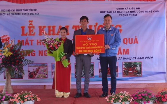 Tỉnh đoàn Yên Bái trao hỗ trợ 10 triệu đồng cho anh Trọng và HTX.