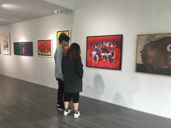 Triển lãm “ Tranh Tết Kỉ Hợi 2019” đã thu hút đông đảo người yêu thích hội họa ở nhiều lứa tuổi khác nhau (Ảnh: P.N)