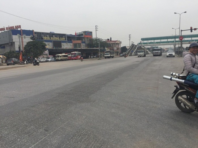 Không có vạch phân làn, các phương tiện tùy ý đi lại trên đường QL5 (địa phận tỉnh Hải Dương).