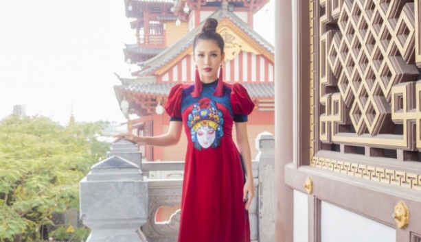 hoa hau phan thu quyen duyen dang trong ao dai dang viet muon noi