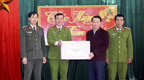 chu tich ubnd tinh yen bai tham va chuc tet cac gia dinh co hoan canh kho khan