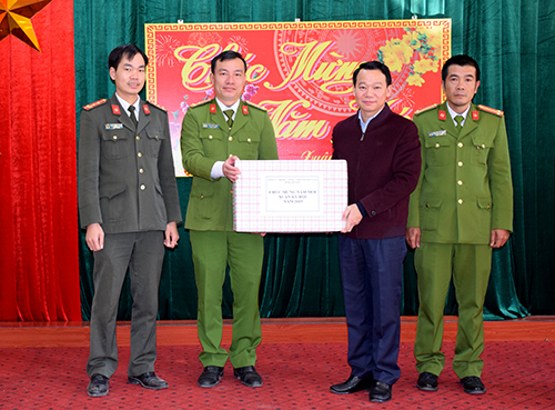 Chủ tịch UBND tỉnh Yên Bái trao quà cho Công an huyện Mù Cang Chải. Ảnh CTTĐT Yên Bái